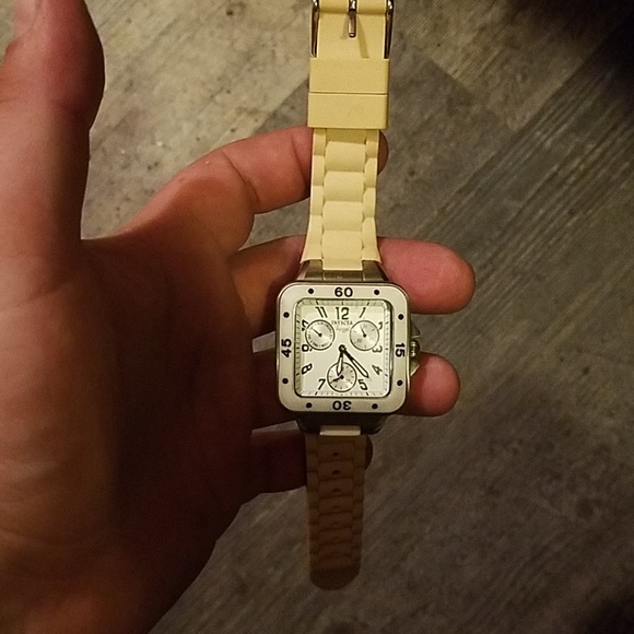 Watch - Picture 3 of 3